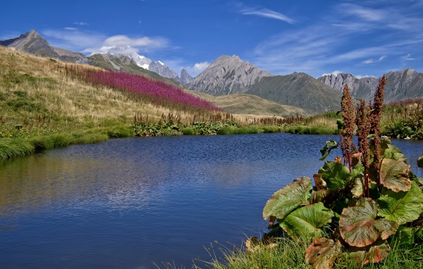 Яркое солнце над горами и озером
