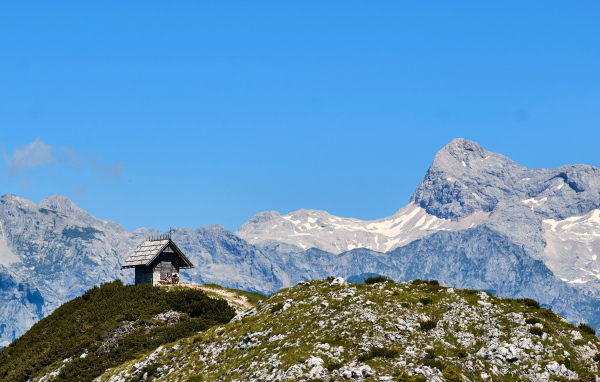 Дом на вершине горы под голубым небом