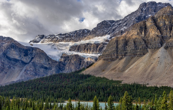 Большие каменные горы под пасмурным небом 