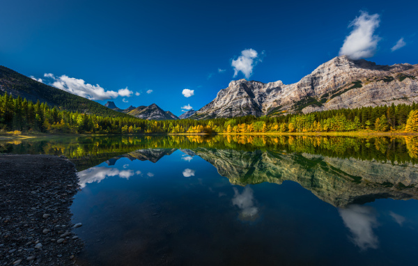 Горы отражаются в озере, Канада 