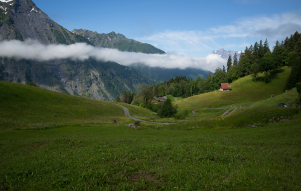 Швейцарские альпы в белых облаках 