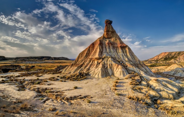 Вид на высокую гору под голубым небом
