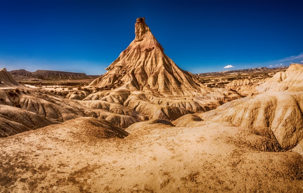 Вид на высокую гору в пустыне под голубым небом