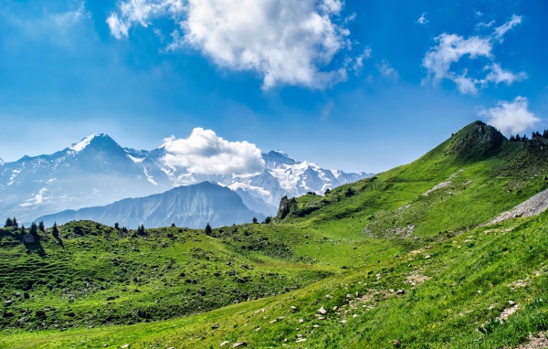 Белые облака над вершинами гор в голубом небе 