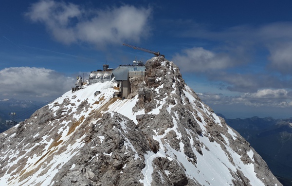 Пик Цугшпитце в снегу под голубым небом