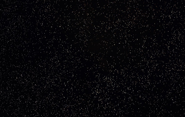 Яркие звезды в черном ночном небе