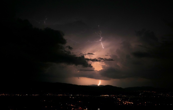 Яркое грозовое небо с молнией 