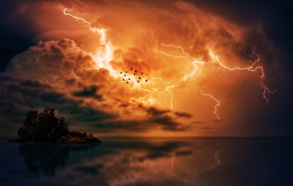 Красное грозовое небо пронзила молния