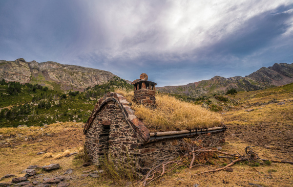 Маленький дом из камня покрыт мхом