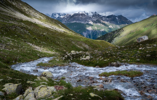 Быстрая горная река протекает между горами 