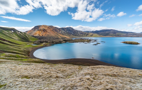 Живописное место у горного озера под красивым небом 