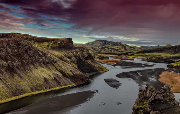 Неглубокая река среди зеленых гор