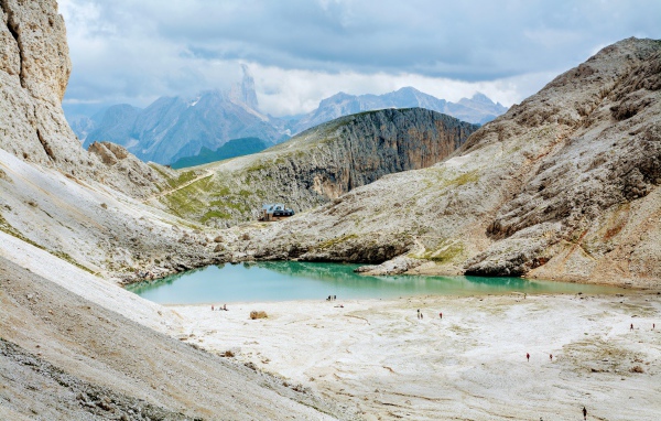 Маленькое голубое озеро в горах