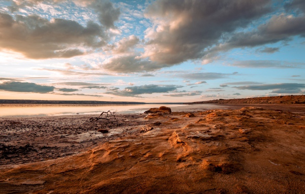 Каменный берег у реки под низким небом