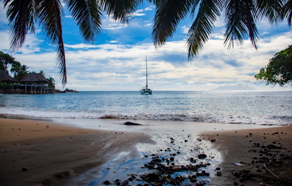 Красивый вид на море с тропического пляжа