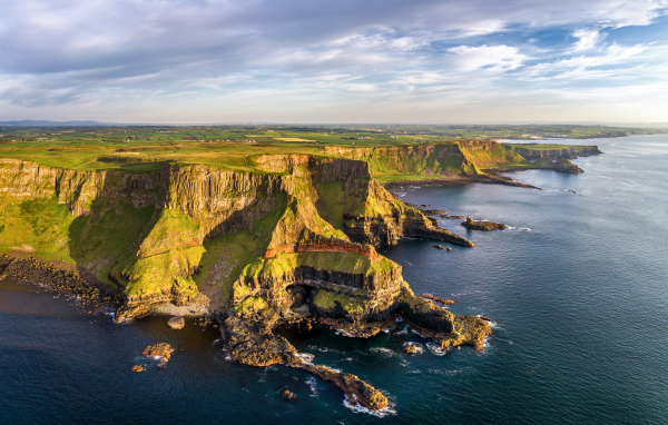 Красивый вид на зеленый утес у моря, Великобритания