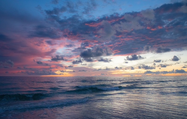 Спокойные морские волны в море на закате 