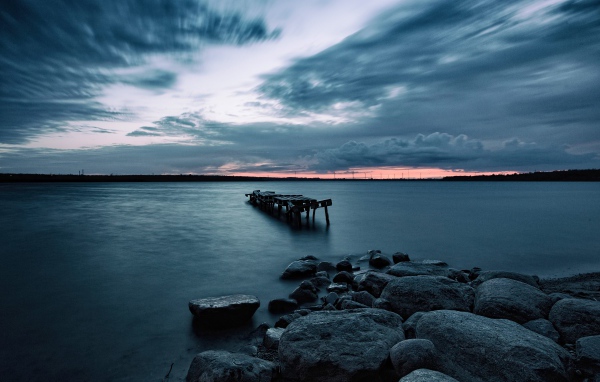 Большие камни на берегу у моря в сумерках 