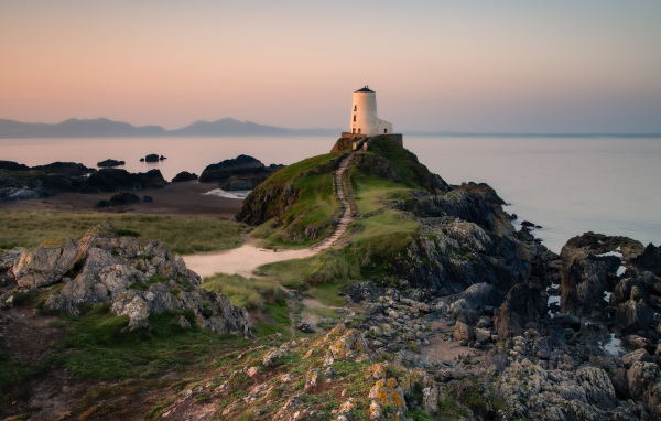 Маяк на краю утеса у моря, Великобритания 