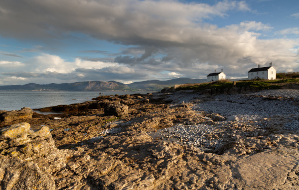 Низкие серые облака над каменным берегом у моря, Великобритания