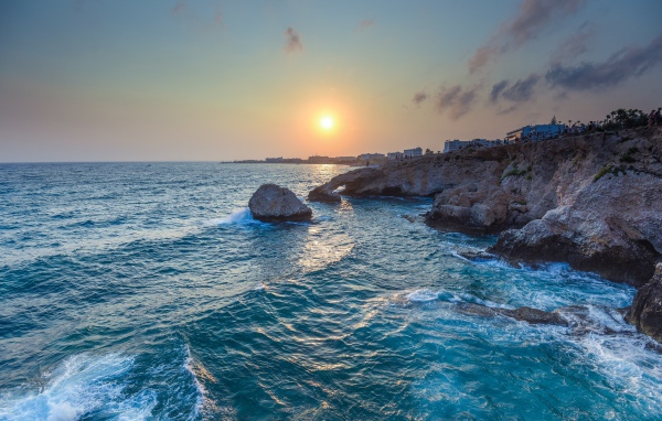 Морской прилив на закате солнца 