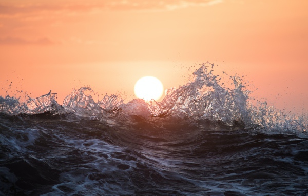 Морские волны в лучах солнца