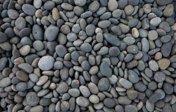 Мелкие серые морские камни 