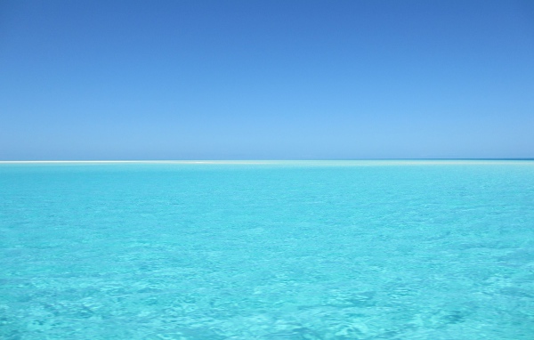 Нежная голубая гладь моря уходит в горизонт 