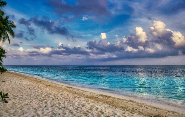 Густые облака над спокойной морской водой