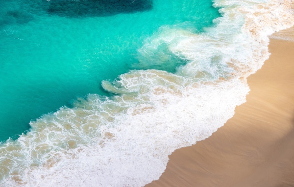 Вид сверху на белые волны прибоя 
