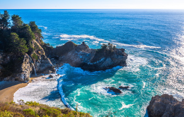 Вид на голубой океан и скалы, США 