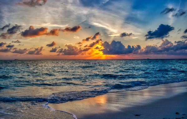 Красивый летний закат солнца над спокойным морем