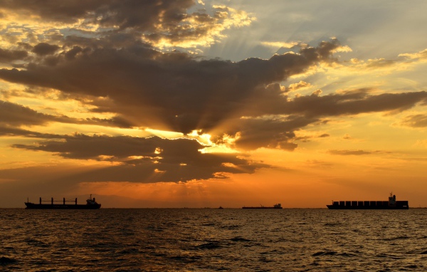 Красивый закат солнца в облаках над морем 