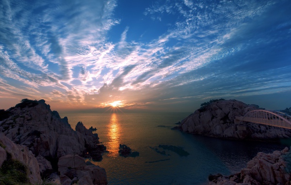 Красивый вид на закат над морем 