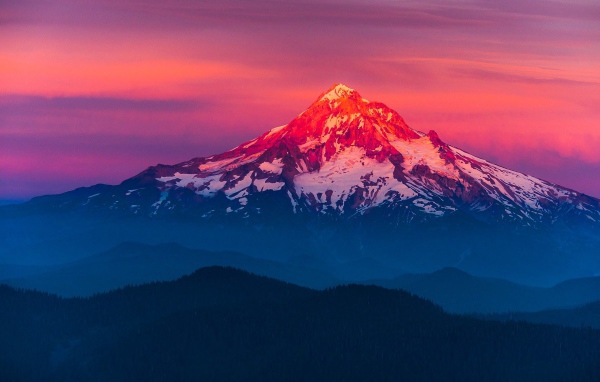 Вулкан Маунт-Худ в лучах солнца, Орегон. США