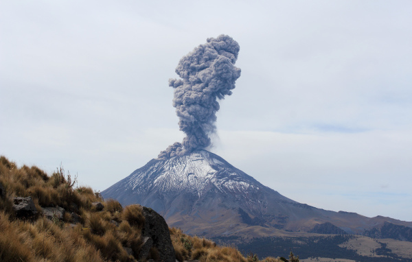 Дым над действующим вулканом Попокатепетль, Мексика