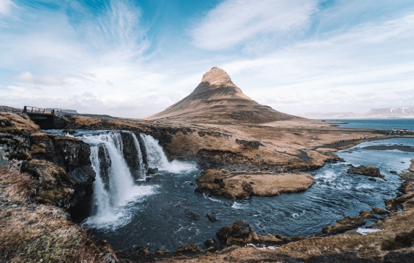 Водопад впадает в реку у тихого вулкана 