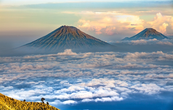 Вид на вершины спокойных вулканов 