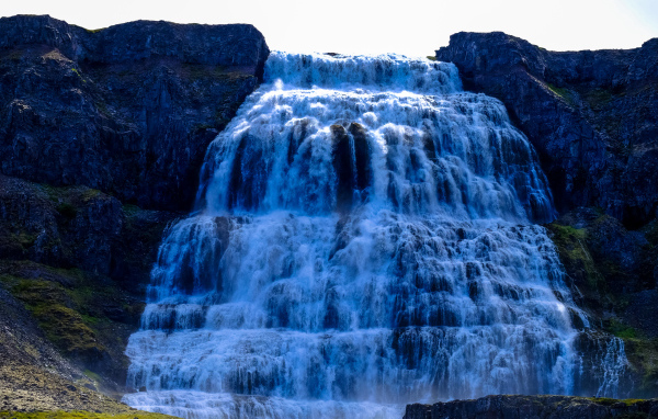 Красивый вид на каскадный водопад