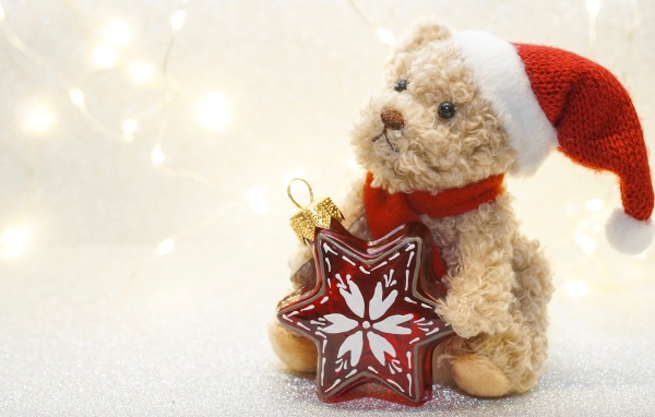 Новогодний медвежонок с елочной игрушкой 