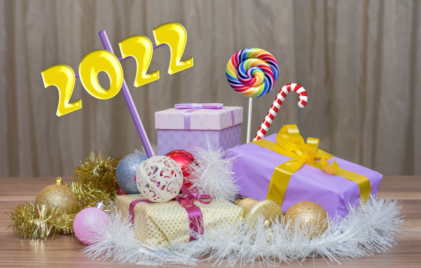 Подарки и елочные украшения на новый год 2022