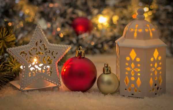 Фонарь, звезда и елочные игрушки на новый год 2022