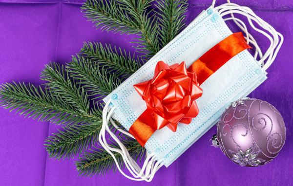 Медицинские маски, бант, еловая ветка и шар на новый год