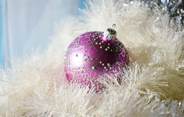 Розовый шарик с белой мишурой на новый год