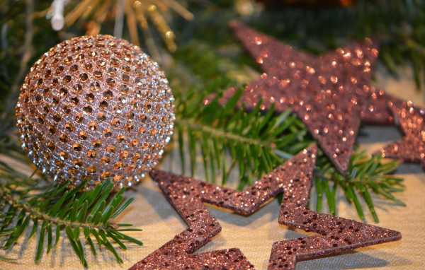 Блестящий шар и звездочки на елку на новый год 