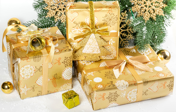 Три подарка под елью на новый год 2022 