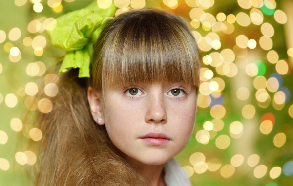 Красивая девочка с длинными волосами и длинной челкой