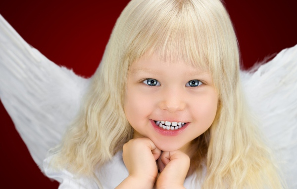 Голубоглазая девочка блондинка с крыльями ангела 