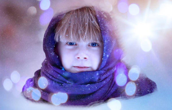 Голубоглазая девочка в синем платке 