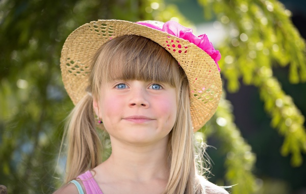 Голубоглазая девочка в соломенной шляпе